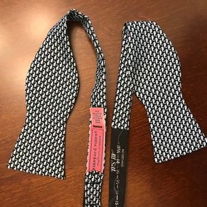 Vineyard Vines Whale Bow Tie